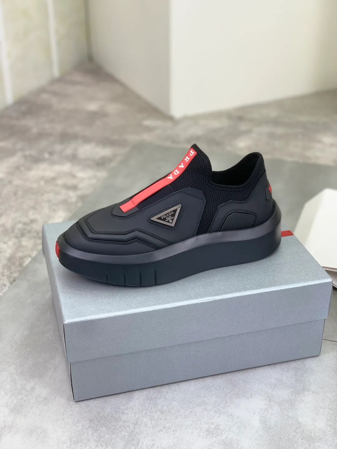 Men's men's shoes 💰P620💰[New model] The top version is now available on the official website, 🆘 The trendy brand (Prada) mainly promotes the popular style, avant-garde and versatile fashionable men's shoes, private version mold opening, cowhide surface splicing 1:1 replica.. Simple fashion, original imported cowhide and lining cowhide feet; the atmosphere and personality are more fashionable, eye-catching and pursuing class. It will subvert the old idea and be a must-have for fashion trendsetters with you! Must keep for yourself ! Tall and comfortable, large and low, high-end quality workmanship. The new high-end foam outsole from the official website. Size: 38-45. 3️⃣colors available.